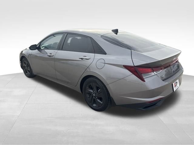 2022 Hyundai Elantra SEL photo 2