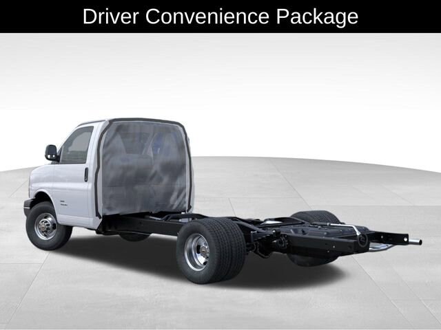 2025 Chevrolet Express Cutaway photo 3