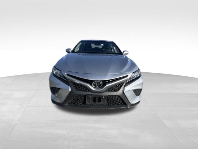 2018 Toyota Camry SE photo 2