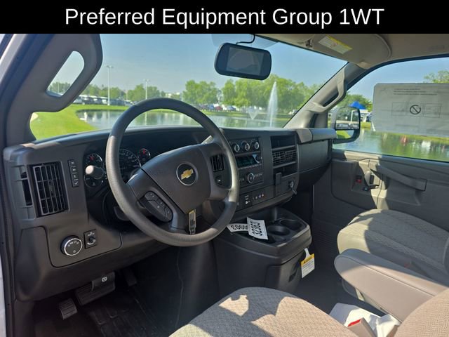 2025 Chevrolet Express Cutaway 3500 photo 2