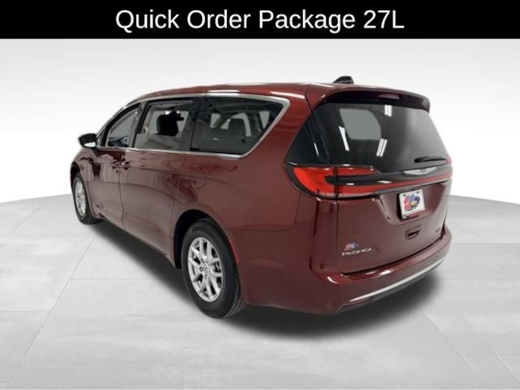 Used 2023 Chrysler Pacifica Touring L Minivan