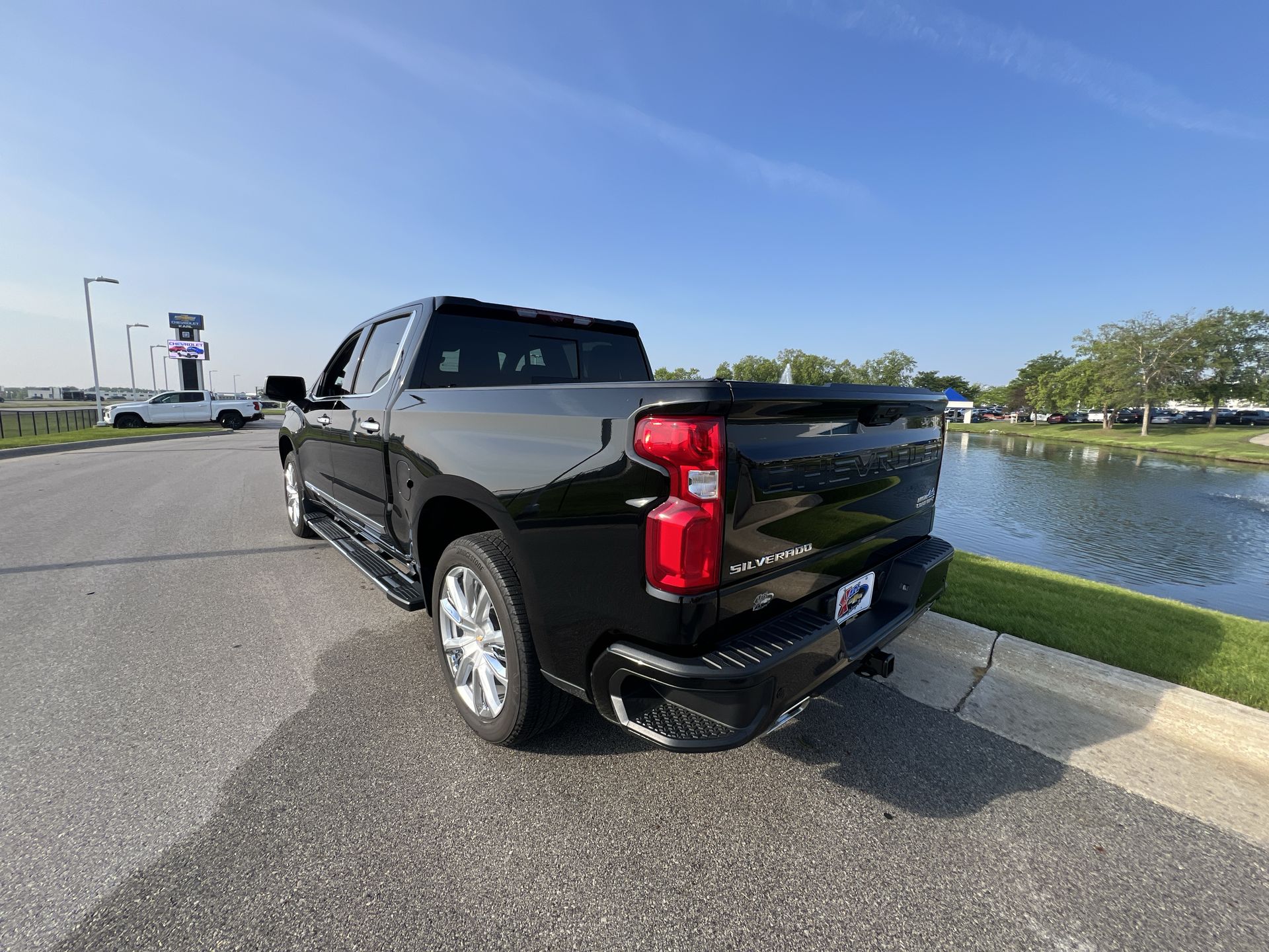 2023 Chevrolet Silverado 1500 High Country photo 3