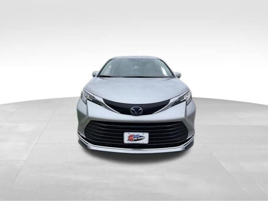 Used 2022 Toyota Sienna XLE Minivan