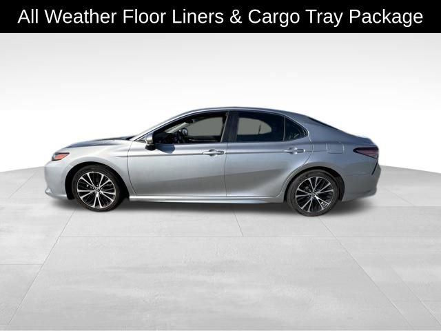 2018 Toyota Camry SE photo 3