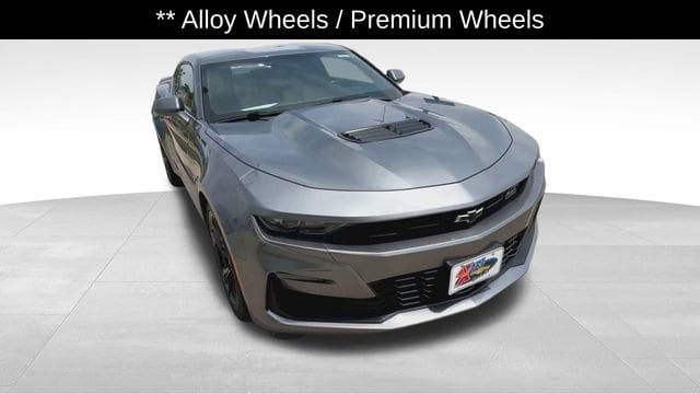Used 2021 Chevrolet Camaro 1SS with VIN 1G1FE1R71M0122821 for sale in Stuart, IA