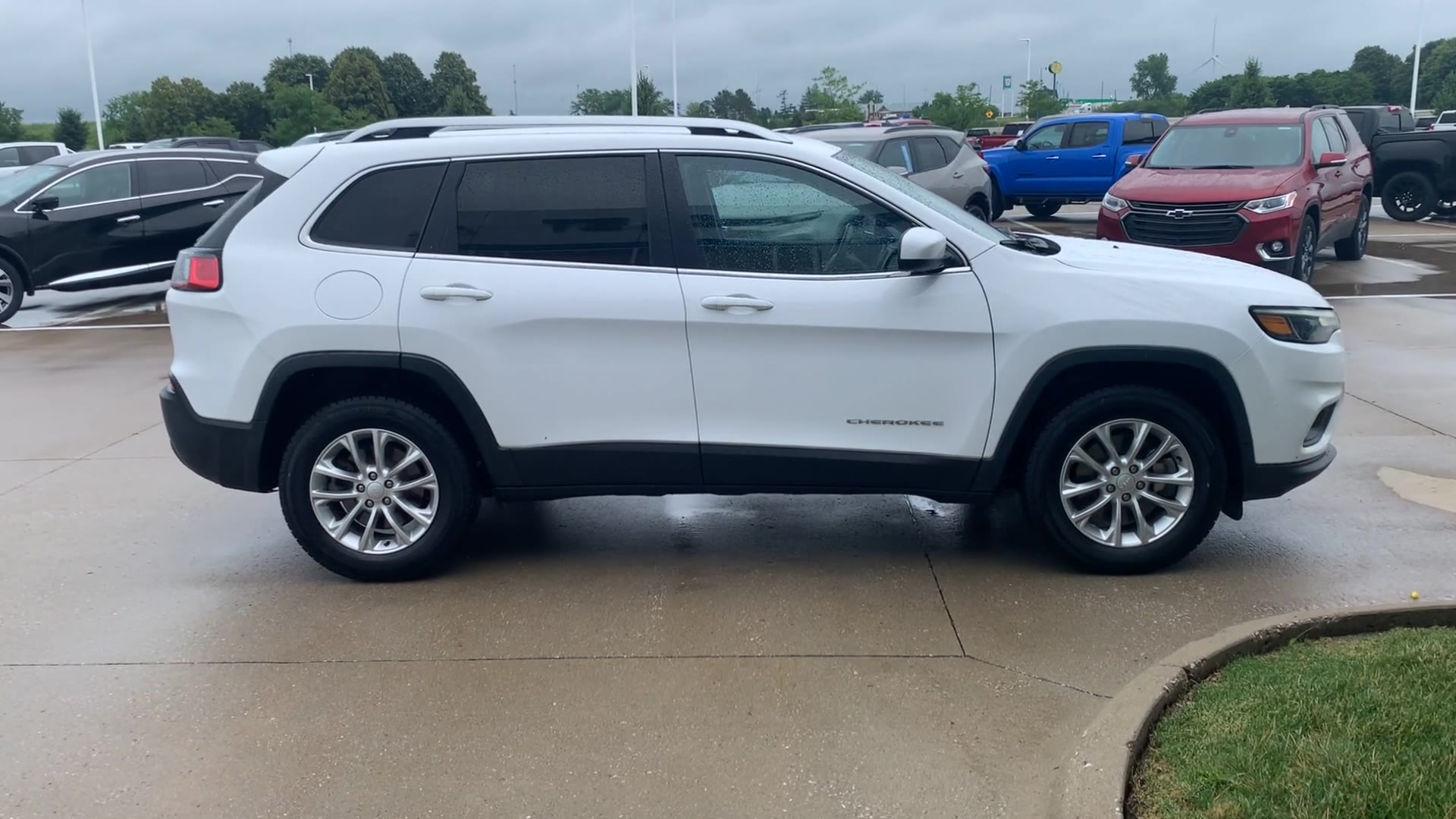 Used 2019 Jeep Cherokee Latitude with VIN 1C4PJMCX6KD350014 for sale in Stuart, IA