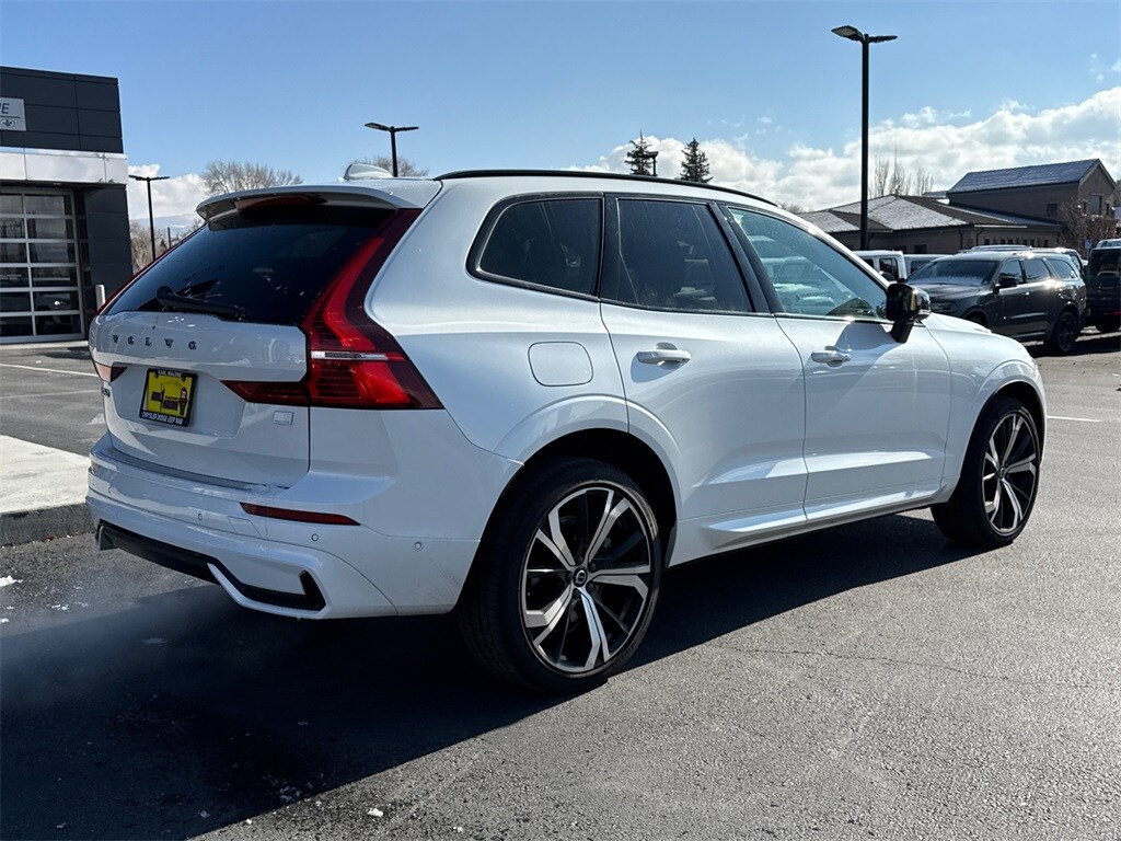 2022 Volvo XC60 Recharge Hybrid T8 R-Design photo 2