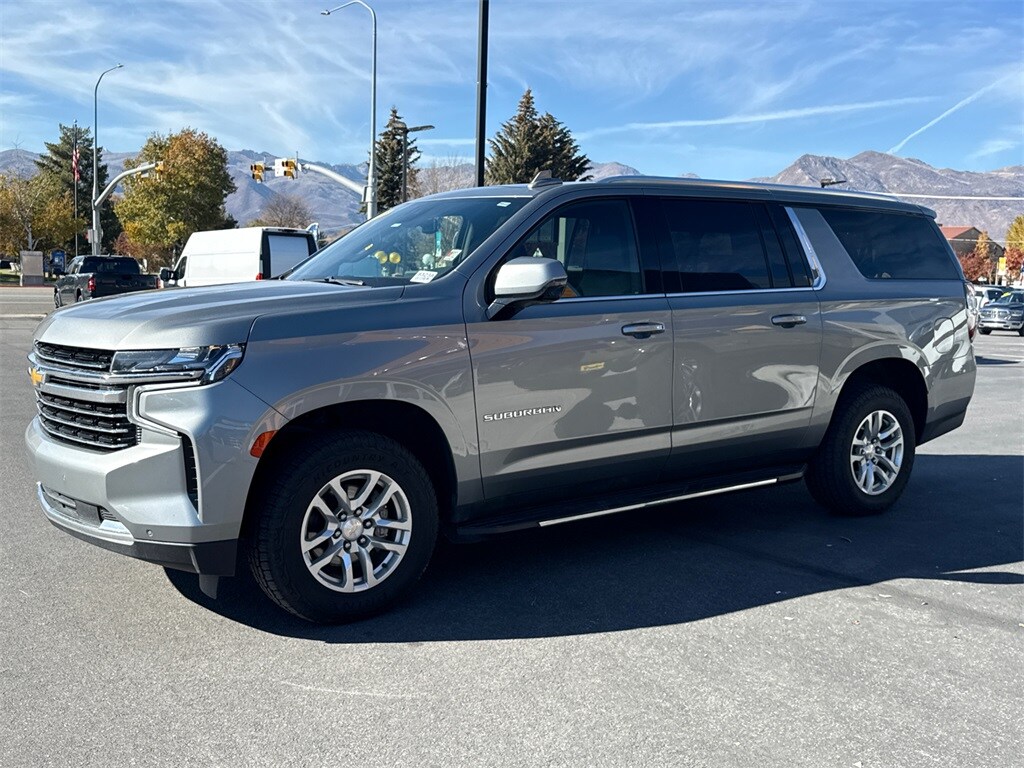 2024 Chevrolet Suburban LT photo 4