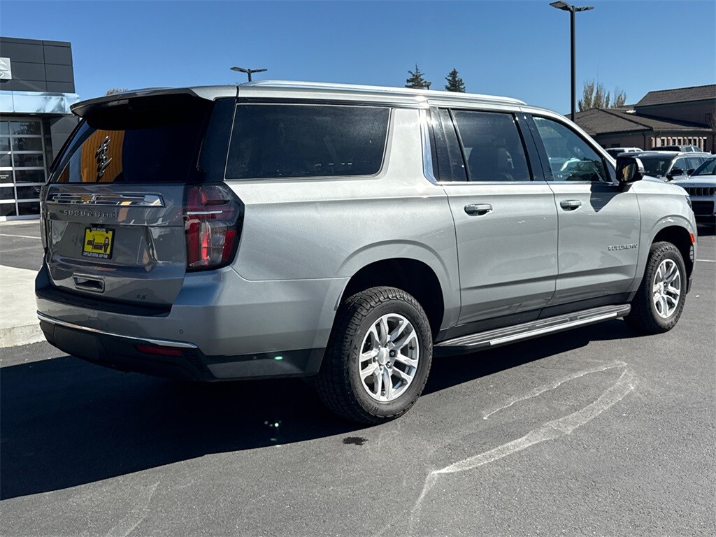 2024 Chevrolet Suburban LT photo 2