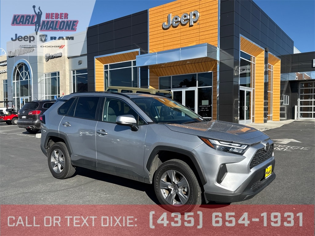 2025 Toyota RAV4 XLE's photo