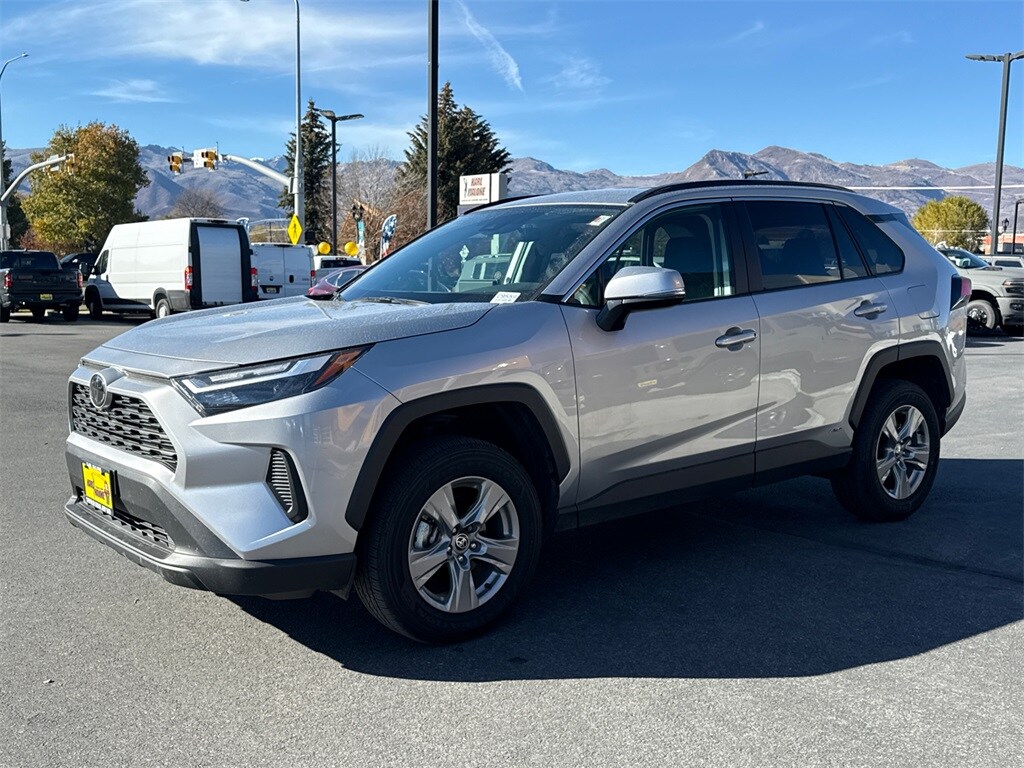 2025 Toyota RAV4 Hybrid XLE photo 2