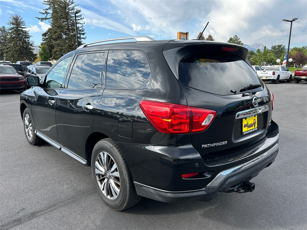 2018 Nissan Pathfinder SV photo 2