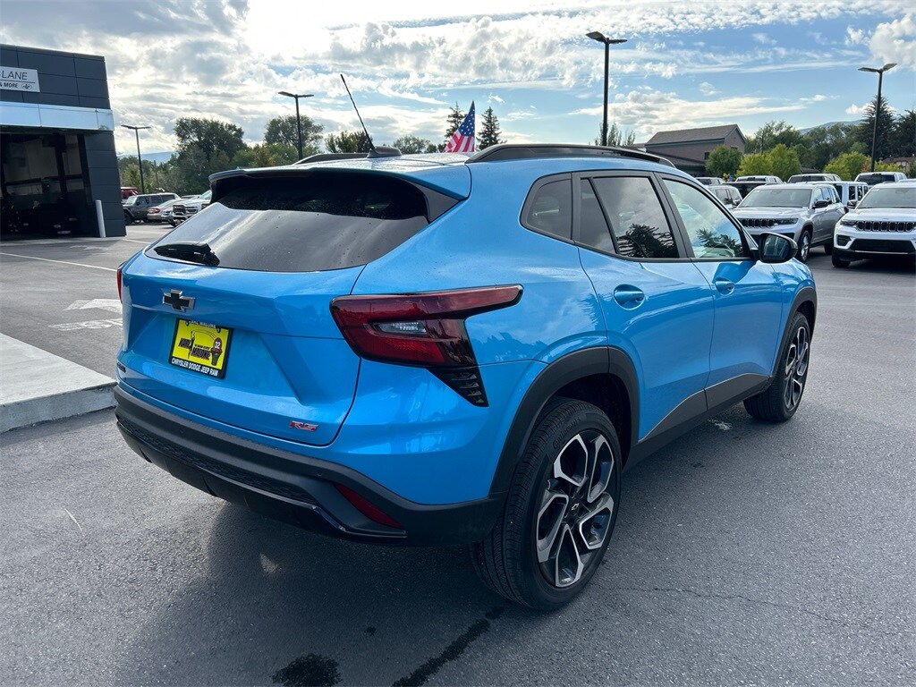 2025 Chevrolet Trax photo 2