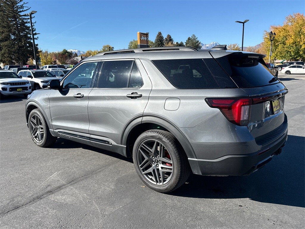 2025 Ford Explorer ST-Line photo 2