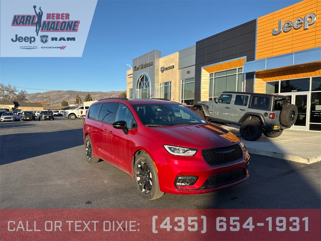 2026 Chrysler Pacifica Select's photo