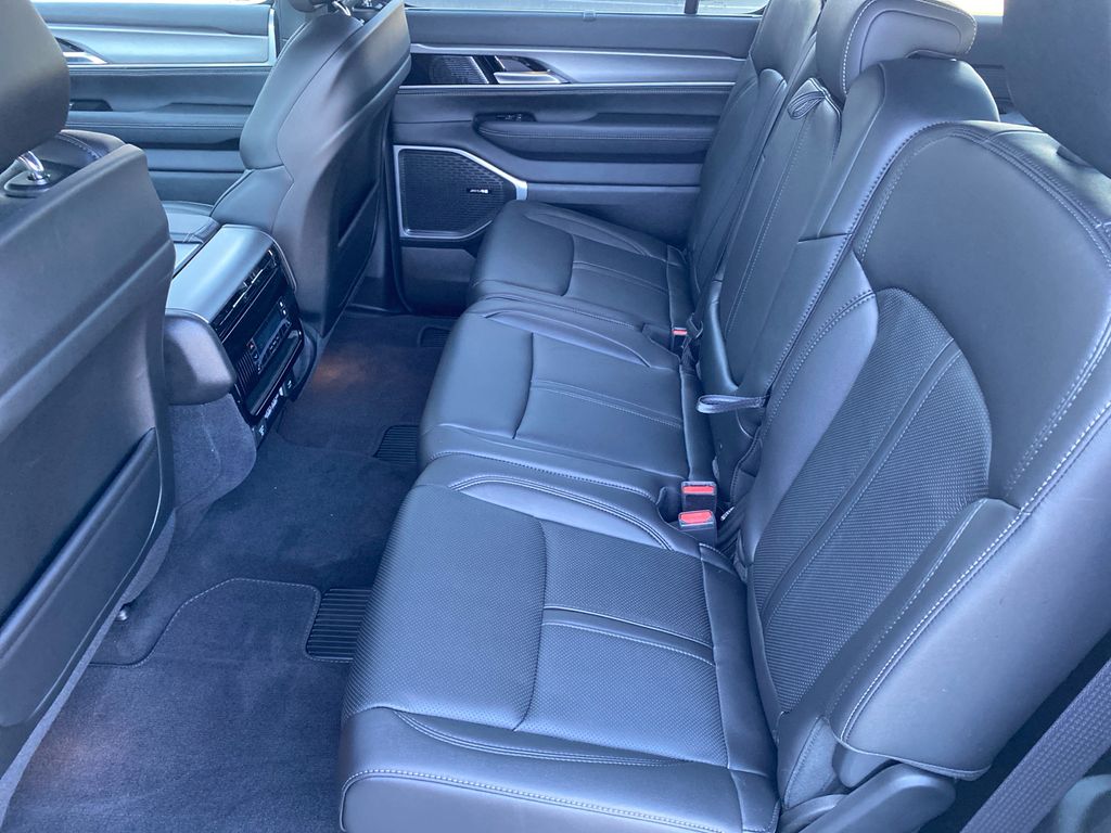 2025 Jeep Wagoneer Series I - Photo 11