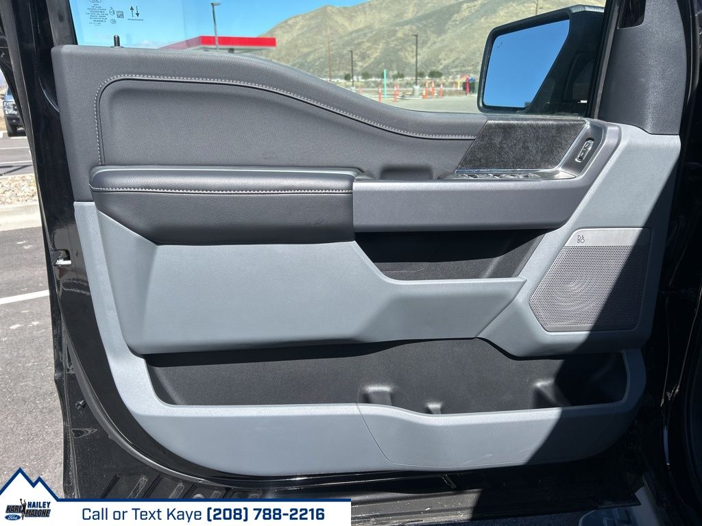 2025 Ford F-150 Lightning Flash - Photo 23