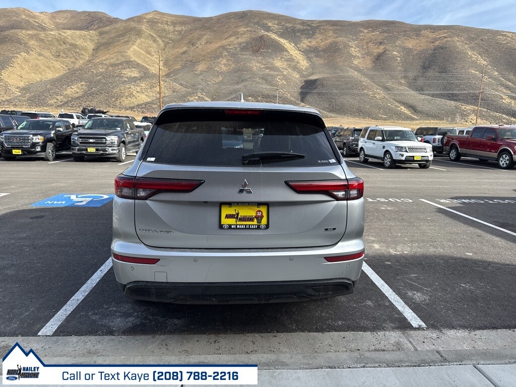 2022 Mitsubishi Outlander Black Edition photo 2