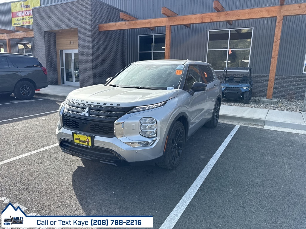 2022 Mitsubishi Outlander Black Edition's photo