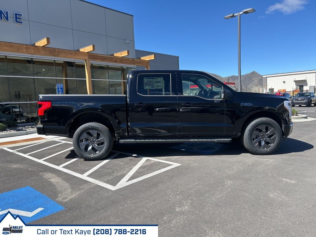 2025 Ford F-150 Lightning Flash - Photo 8