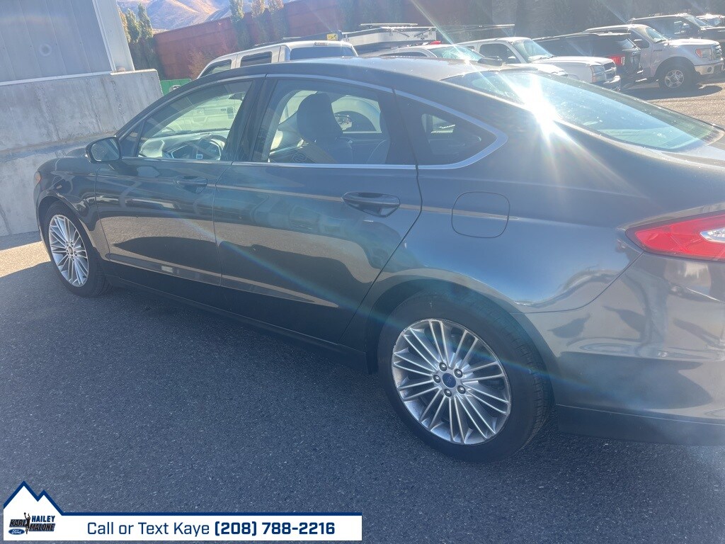 2016 Ford Fusion SE photo 2