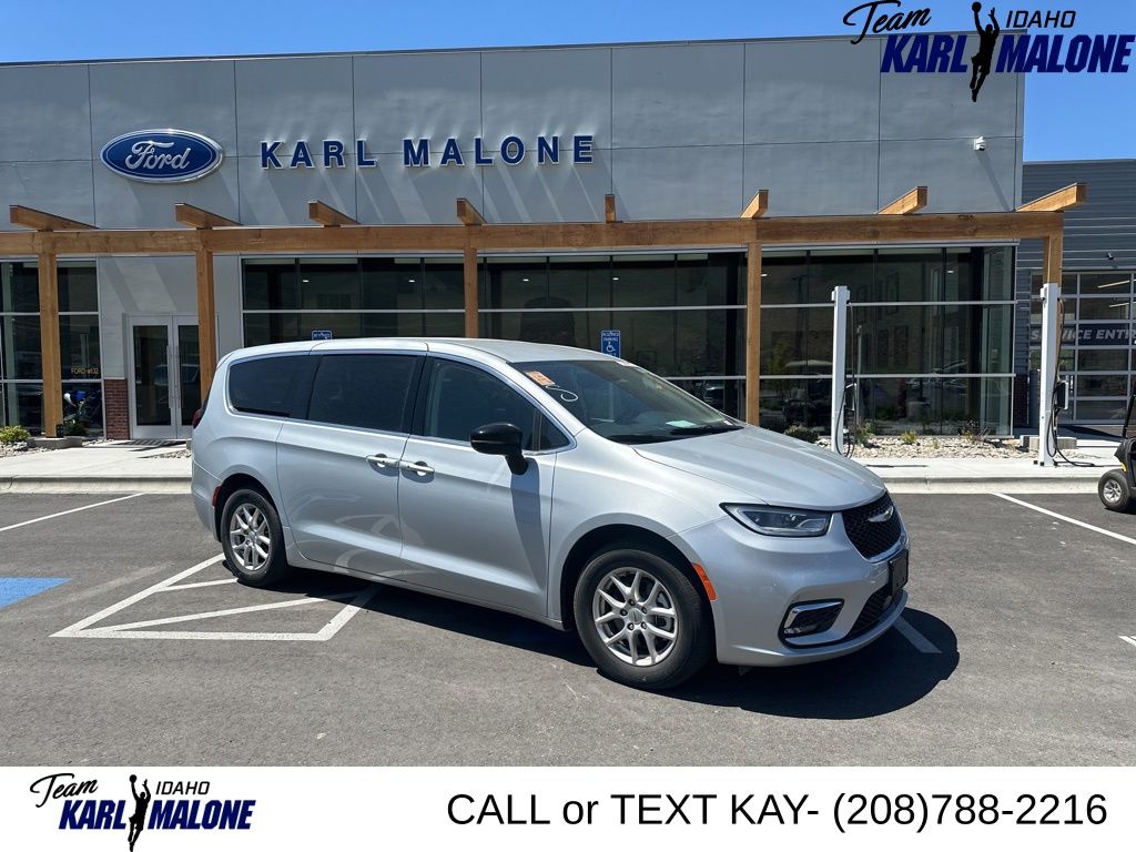 2024 Chrysler Pacifica Touring L's photo