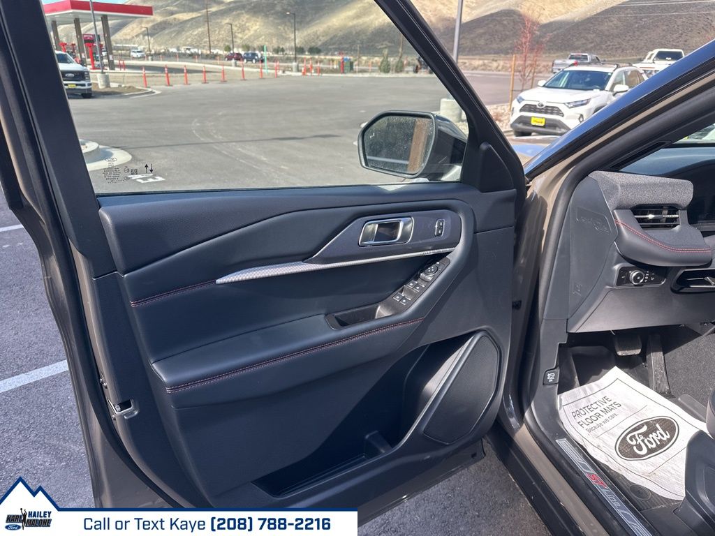 2026 Ford Explorer ST-Line - Photo 17