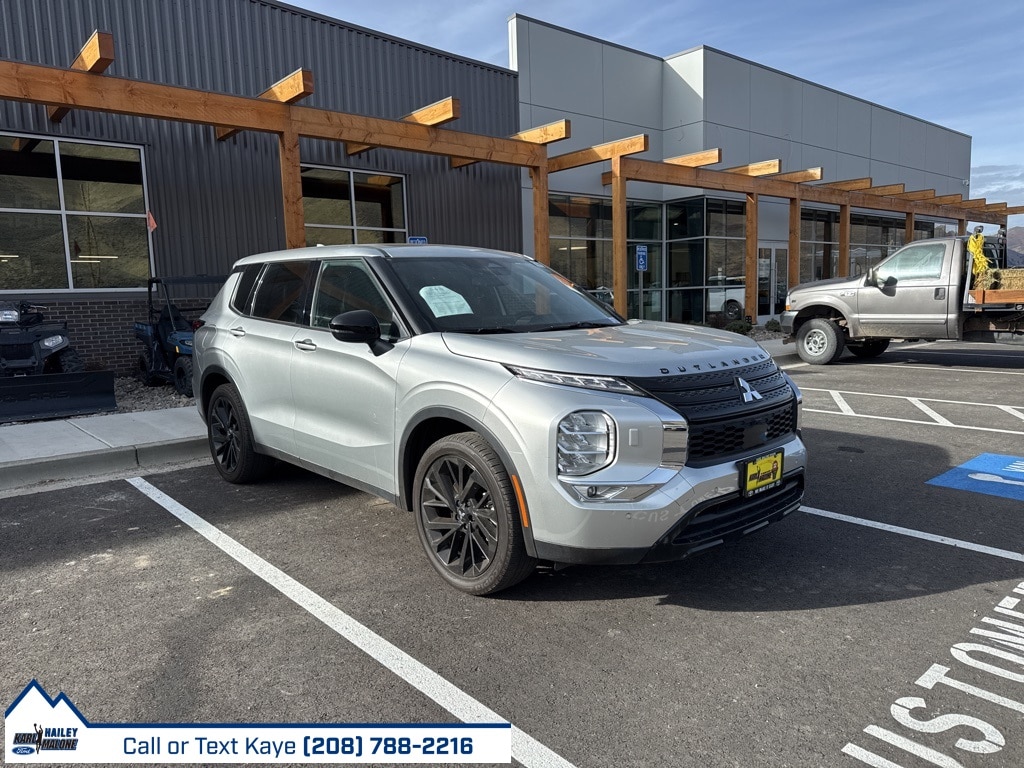 2022 Mitsubishi Outlander Black Edition's photo