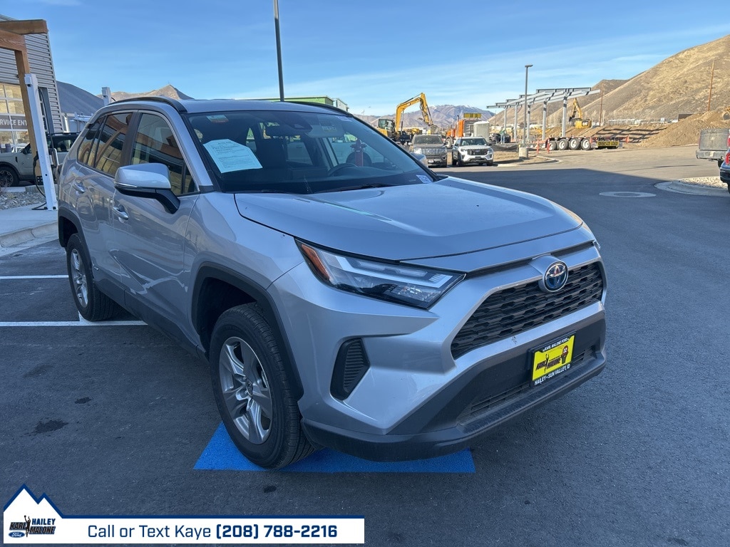 2024 Toyota RAV4 XLE's photo