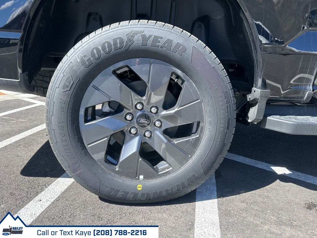 2025 Ford F-150 Lightning Flash - Photo 10