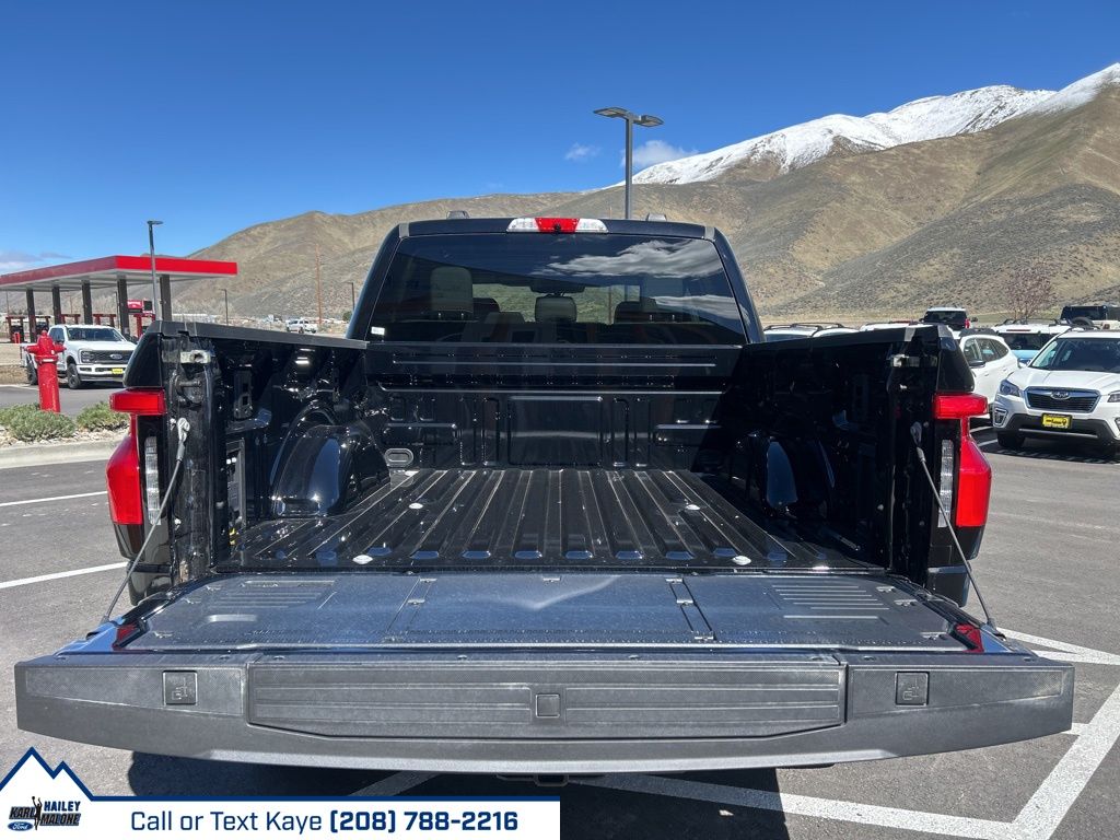 2025 Ford F-150 Lightning Flash - Photo 14