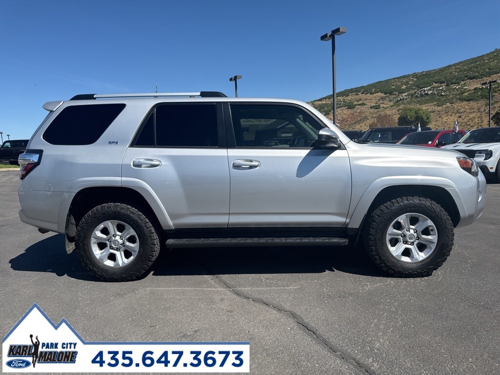 2022 Toyota 4Runner SR5 photo 2