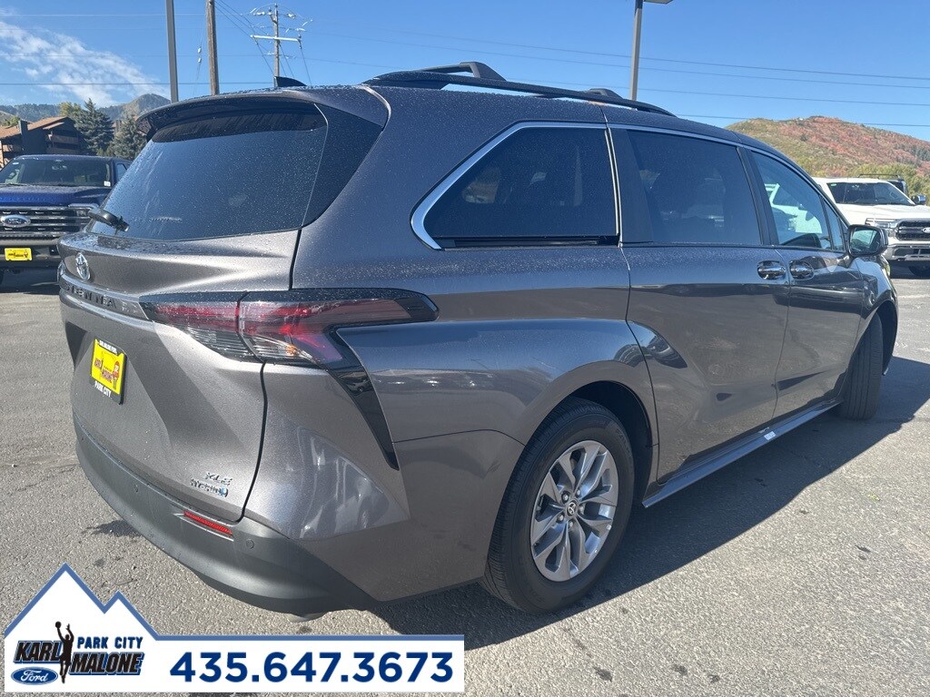 2024 Toyota Sienna XLE photo 3
