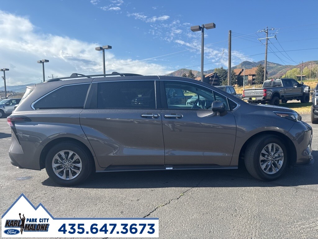 2024 Toyota Sienna XLE photo 2