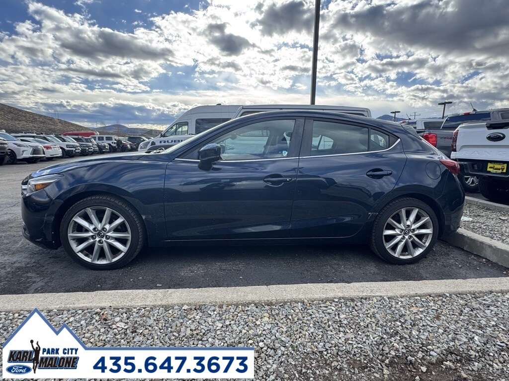 2017 Mazda Mazda3 Grand Touring Hatchback photo 3