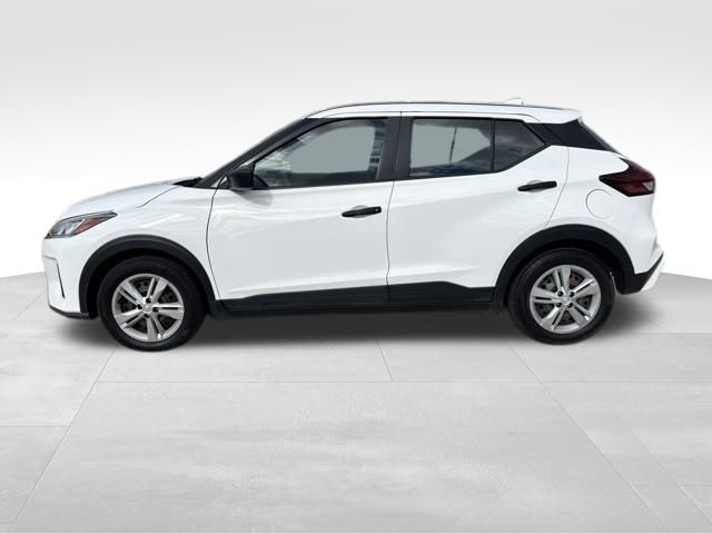 2022 Nissan Kicks S photo 2