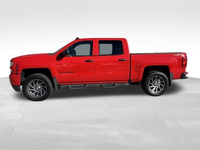 2018 Chevrolet Silverado 1500 Custom photo 2