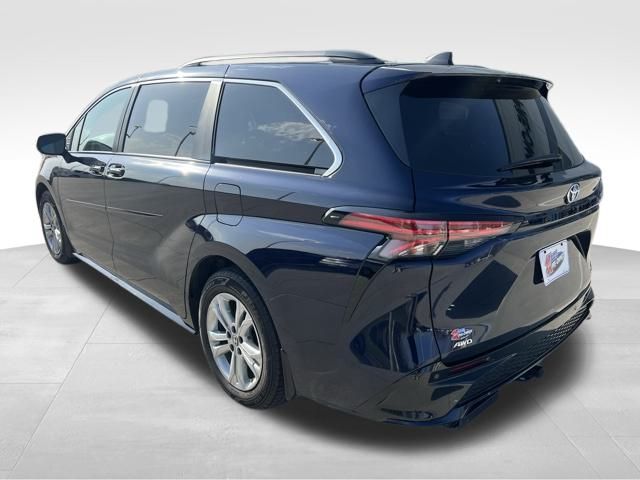 2023 Toyota Sienna XSE photo 3