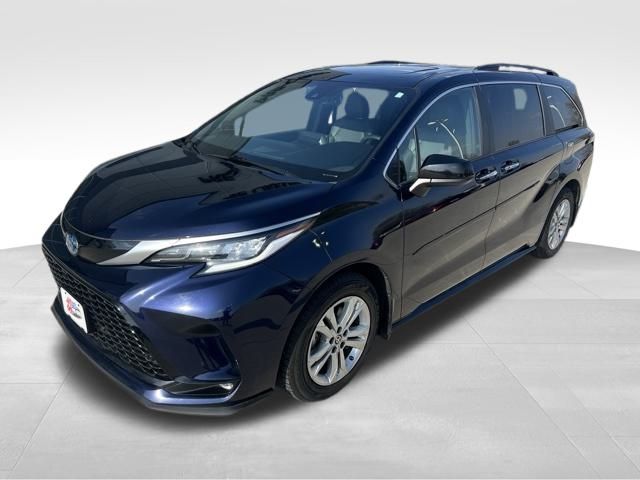 2023 Toyota Sienna XSE photo 2