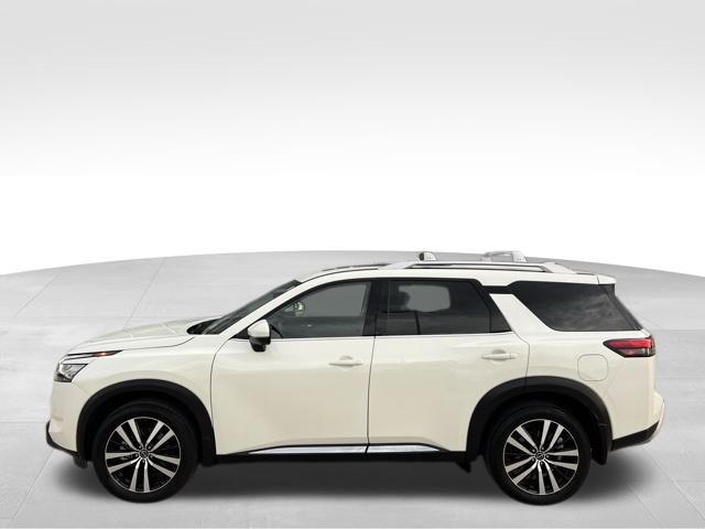 2024 Nissan Pathfinder Platinum photo 2