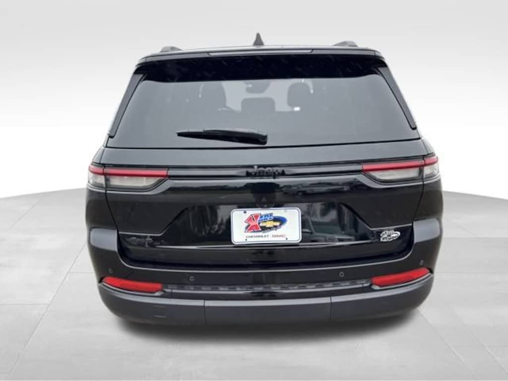 Used 2024 Jeep Grand Cherokee Altitude SUV