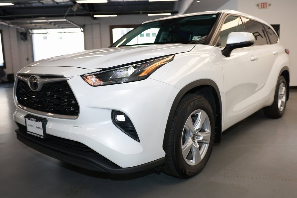 2022 Toyota Highlander LE photo 3