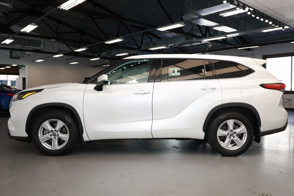 2022 Toyota Highlander LE photo 4