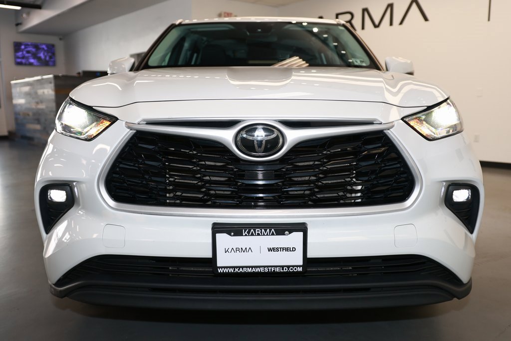2022 Toyota Highlander LE photo 2