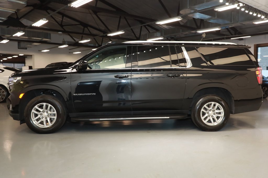 2024 Chevrolet Suburban LT photo 3