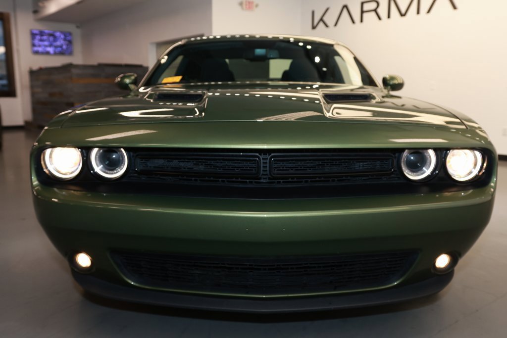 2022 Dodge Challenger SXT photo 2