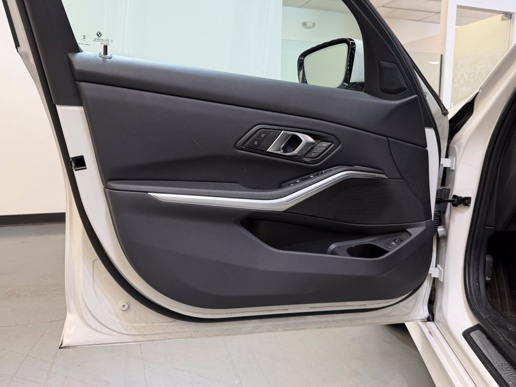2024 BMW 3 Series 330i - Photo 9