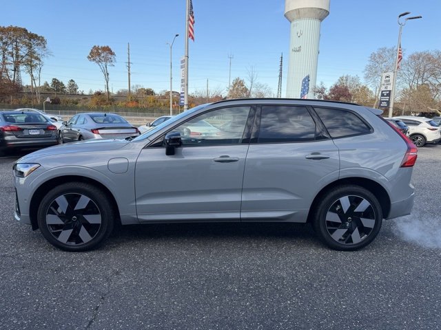 2025 Volvo XC60 T8 Plus photo 2