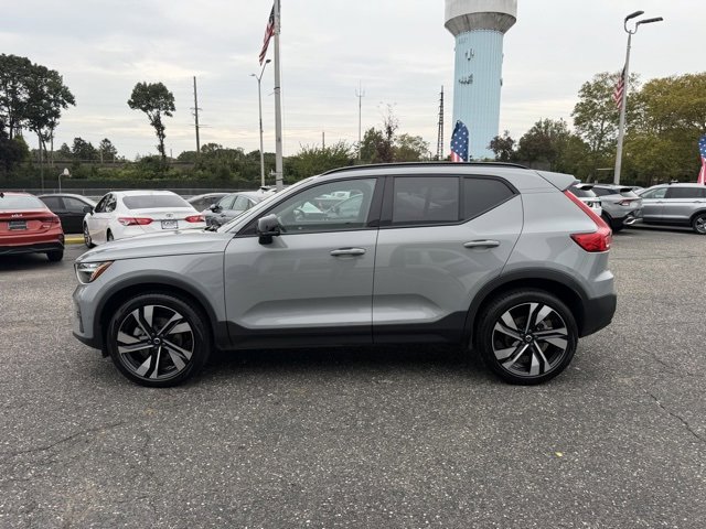 2025 Volvo XC40 photo 2