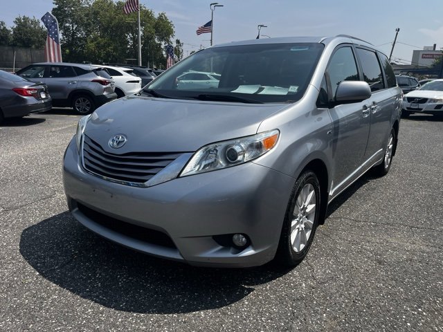 2017 Toyota Sienna XLE photo 4
